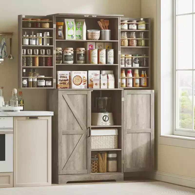 Armario de despensa de cocina de 72" de alto, 4 puertas de granero, estantes ajustables – Veta de madera blanca / Acabado gris lavado
