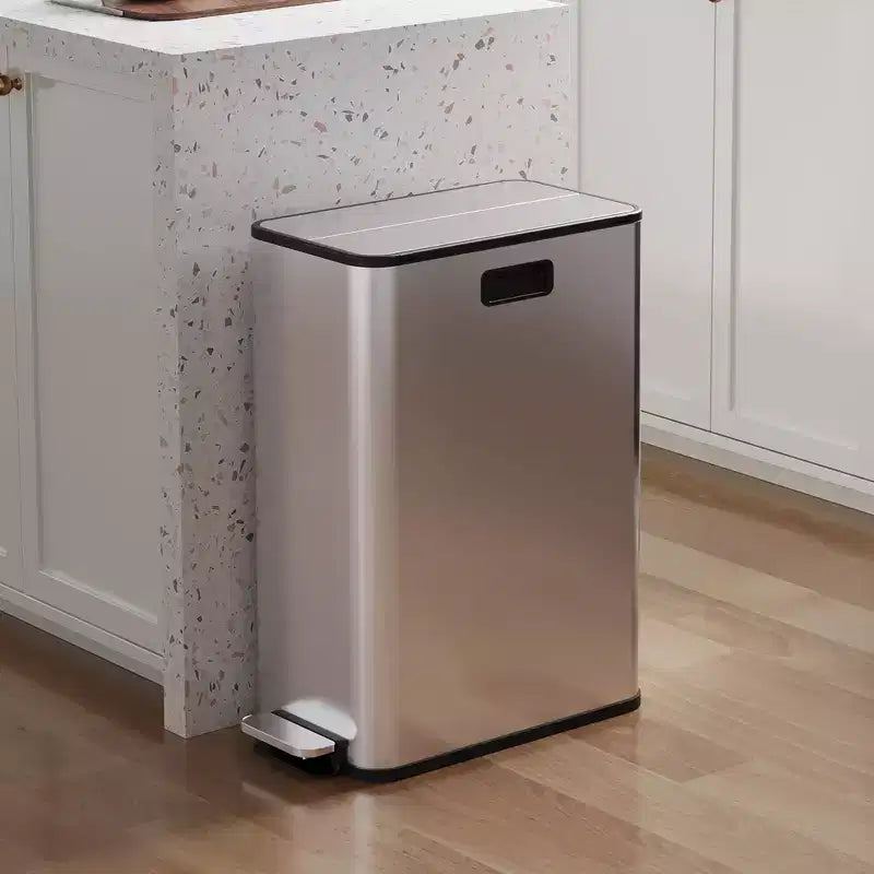 Cubo de basura plateado con pedal, dos compartimentos