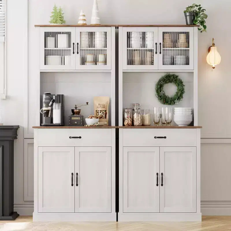 Alacena de cocina independiente gris/blanco de 71" con puertas de vidrio y soporte para microondas