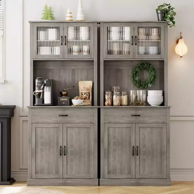 Alacena de cocina independiente gris/blanco de 71" con puertas de vidrio y soporte para microondas